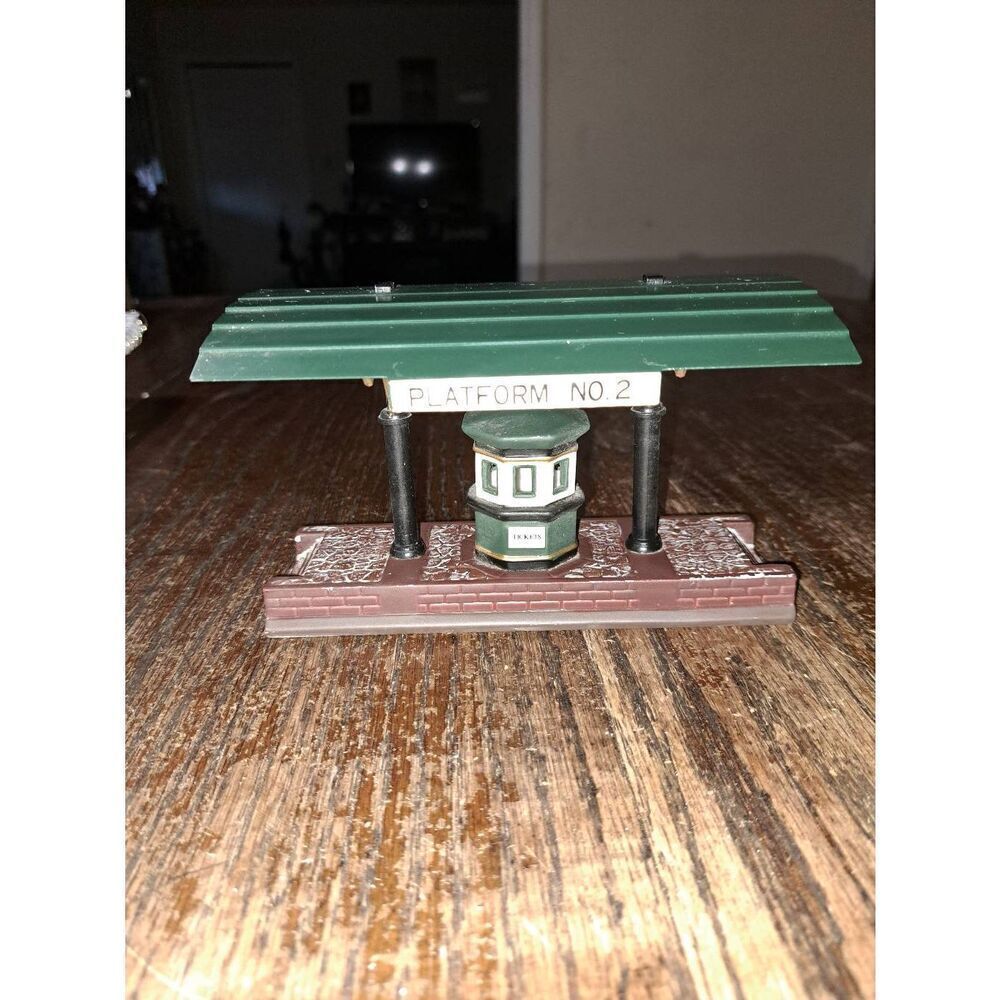 Vintage 1989 Dept 56 Heritage Village Victoria Station Train Platform